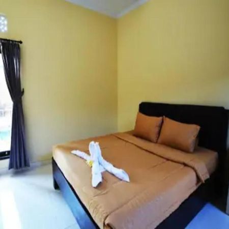 Oyo Flagship 91237 Ratu Guest House Kedunganan Esterno foto