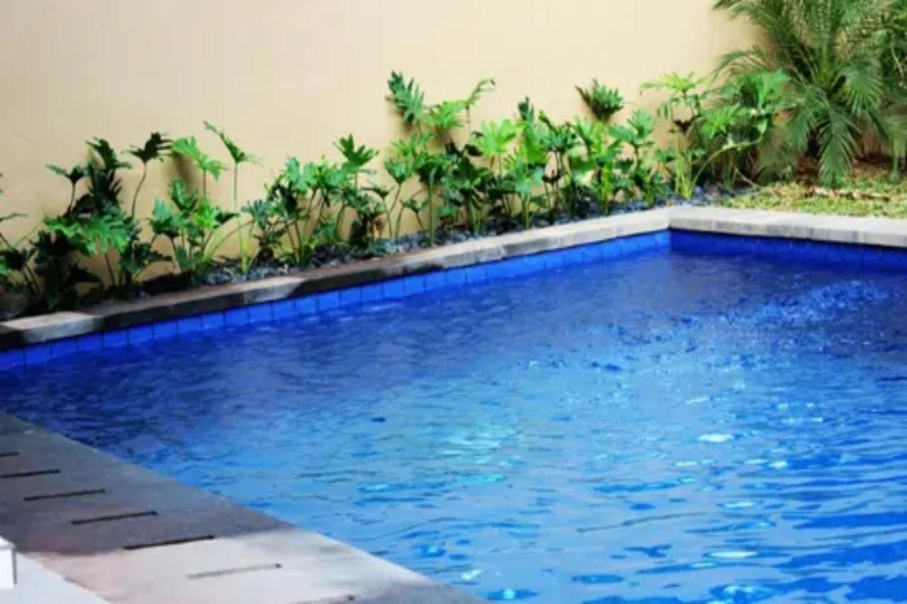 Oyo Flagship 91237 Ratu Guest House Kedunganan Esterno foto