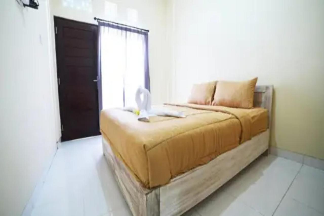 Oyo Flagship 91237 Ratu Guest House Kedunganan Esterno foto